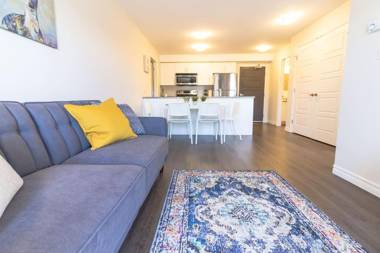 Newly Renovated Modern Condo Near Hospital UNB Patio & Parking Coffee