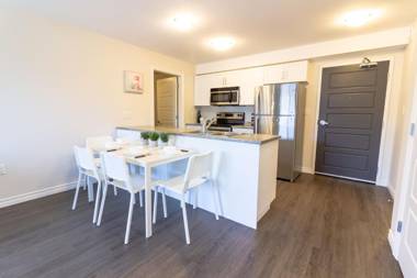 Newly Renovated Modern Condo Near Hospital UNB Patio & Parking Coffee
