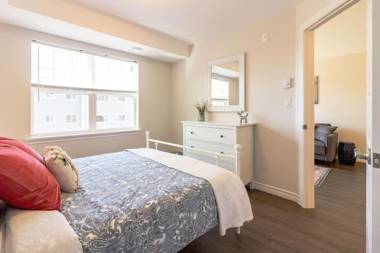 Newly Renovated Modern Condo Near Hospital UNB Patio & Parking Coffee