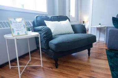 NEW Large Luxurious 2BR Condo in the Heart of Uptown Coffee Wifi