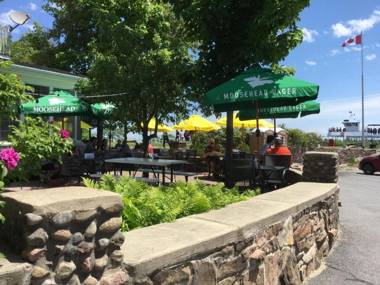 Boathouse Country Inn