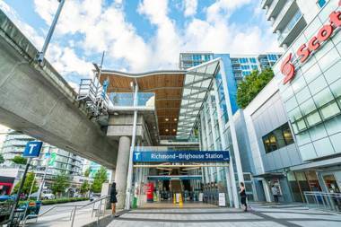 Charming Oasis Close to Airport & Downtown ★ Views