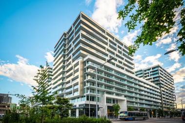 Charming Oasis Close to Airport & Downtown ★ Views