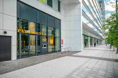 Charming Oasis Close to Airport & Downtown ★ Views