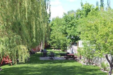 Lakeside Villa Inn & Suites