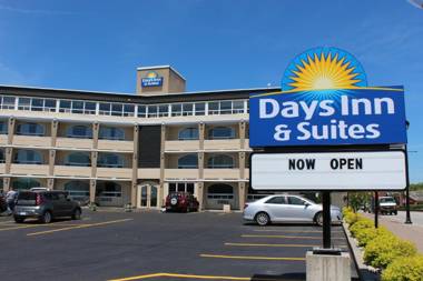 Days Inn & Suites by Wyndham North Bay Downtown