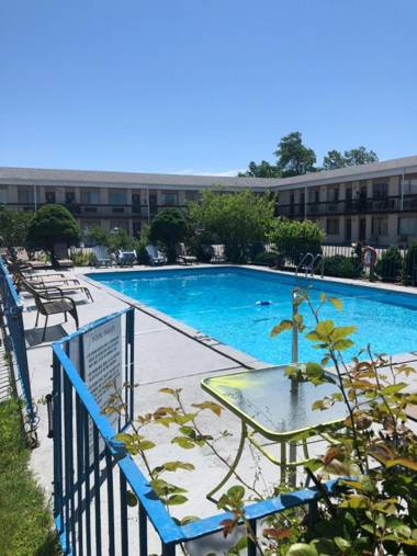 Niagara Lodge & Suites