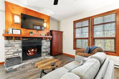 Les Eaux 225-1 by Escapades Tremblant