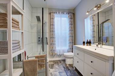 Modern Townhouse with Rooftop Deck