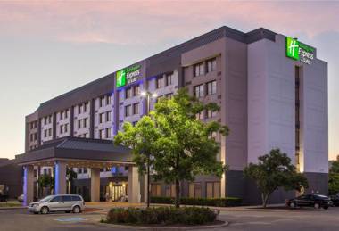 Holiday Inn Express & Suites Mississauga-Toronto Southwest an IHG Hotel