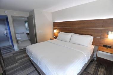 Holiday Inn Express & Suites Toronto Airport West an IHG Hotel