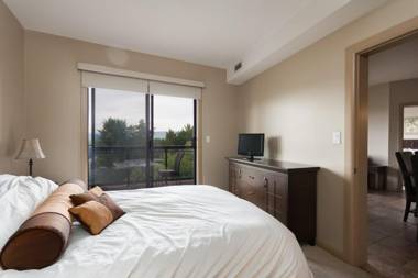 Corner Apartment with Lake View #518