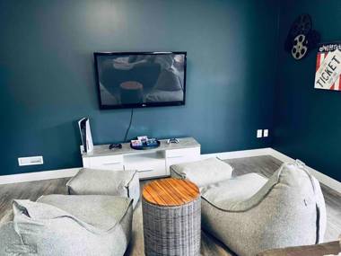 Huge 5BR Home with Pool Hot Tub & Games Room