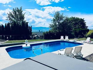 Huge 5BR Home with Pool Hot Tub & Games Room