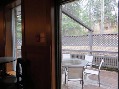 Twin Pine Inn & Suites