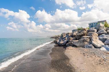 Modern Townhome in Lakeshore by Simply Comfort