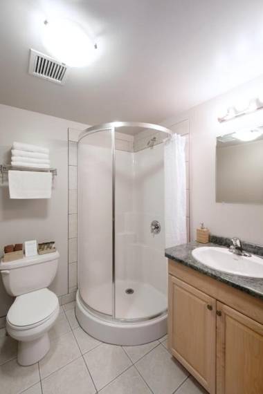 Basecamp Lodge Golden