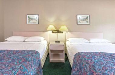 Super 8 by Wyndham Golden