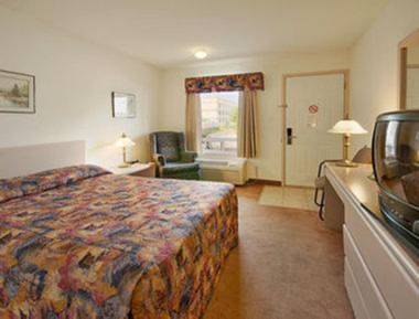 Super 8 by Wyndham Golden