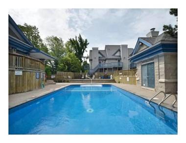 Slopeside Blue Mountain Condo - Wifi Linens/Towels Ski In/Out