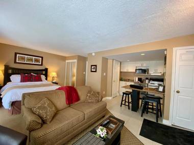 Quiet Hillside Studio - Wifi Pool Close to The Village