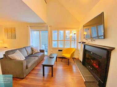 Loft with a view of Blue - Free Wifi Linens and Towels Included