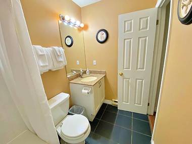 Loft with a view of Blue - Free Wifi Linens and Towels Included