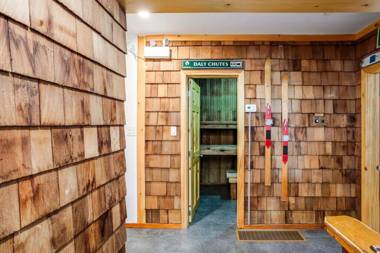 7 Bedroom Cozy Chalet with Private Hot Tub