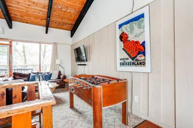 7 Bedroom Cozy Chalet with Private Hot Tub