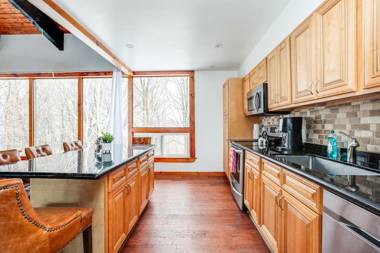 7 Bedroom Cozy Chalet with Private Hot Tub