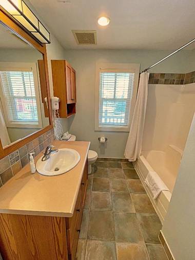 Spacious Blue Mountain 2 Storey - Wifi Pool Close to the Village & Golf