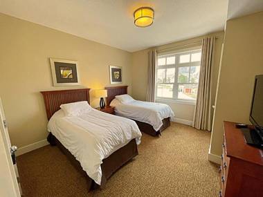 Spacious Blue Mountain 2 Storey - Wifi Pool Close to the Village & Golf