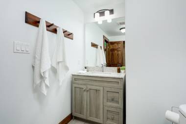 Luxury Mountain Retreat with private hot tub 82958