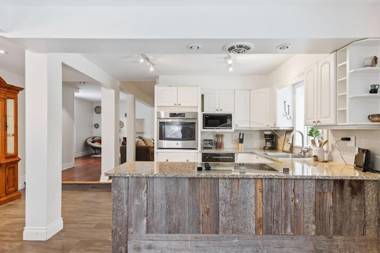 Paradise Manor w Hot tub Sauna & Putting Green