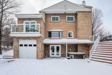 Paradise Manor w Hot tub Sauna & Putting Green