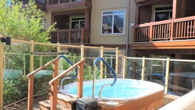 Fenwick Vacation Rentals Inviting Rocky Mountain HOT TUB in Top Rated Condo