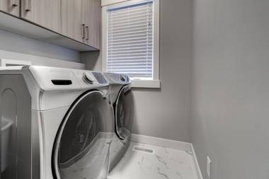 Three-Bedroom with Fireplace #41 Sunalta Downtown