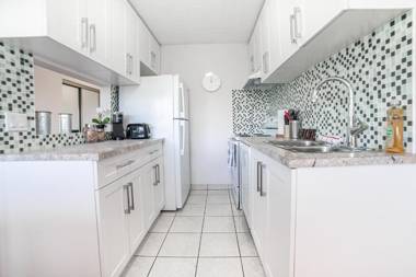 New Listing Outdoor Patio Beautiful 2BDR Suite Parking Coffee Wifi