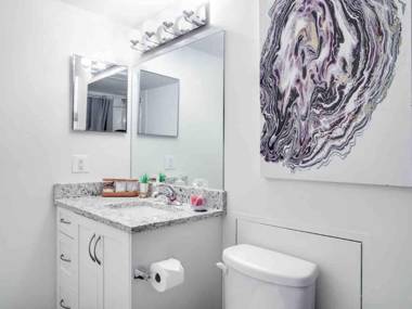 NEW Cozy and Central DT Home w Gym Coffee Parking BBQ