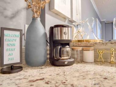 NEW Cozy and Central DT Home w Gym Coffee Parking BBQ