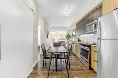 Chic apartment/Private Office 60 inch Smart TV