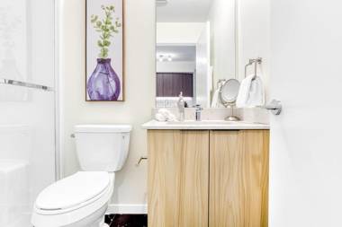 Chic apartment/Private Office 60 inch Smart TV