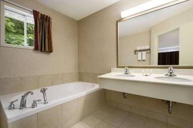 Super 8 by Wyndham Brockville