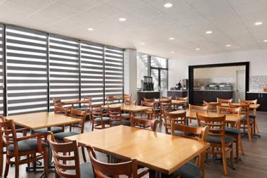 Ramada by Wyndham Belleville Harbourview Conference Center
