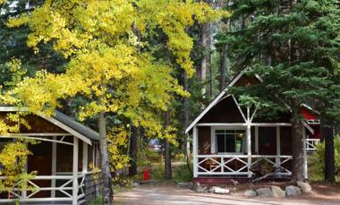 Johnston Canyon Lodge & Bungalows