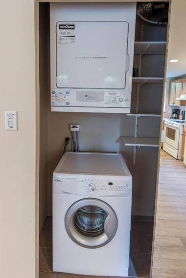 The Woodrun Lodge by Whiski Jack