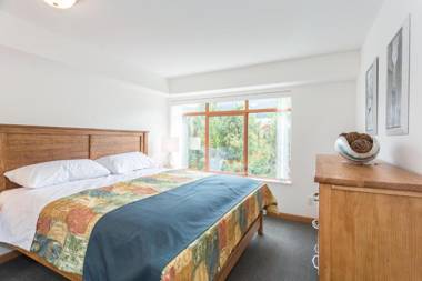 Bright & Clean Walk Everywhere Shared Pool & Hot Tub