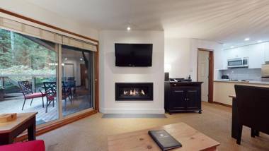 Ski In Ski Out Apartment with Pool and Hot Tub by Harmony Whistler