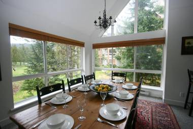 Gorgeous Chalet with Fairway Views by Harmony Whistler