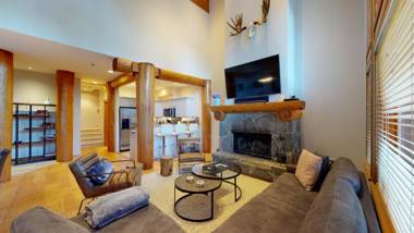 Luxury Mountain Retreat with PRIVATE Hot Tub by Harmony Whistler